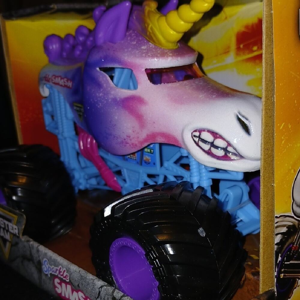 Sparkle Smash Unicorn Monster Jam Truck Toy 1/24 - Picture 2 of 5